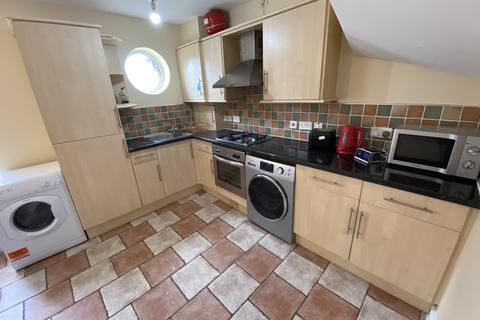 4 bedroom semi-detached house to rent, Ladybarn Lane, Manchester M14