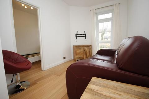 1 bedroom flat to rent, Robinson Road, London SW17