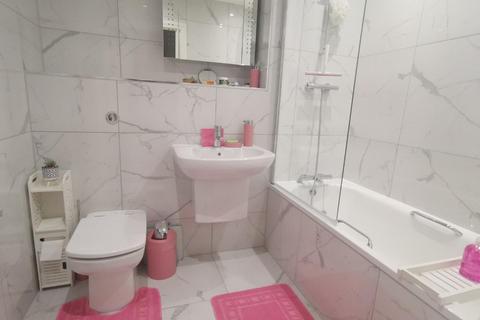 Flat 15, Pullman Court Warwick Road, West Drayton, UB7 9GZ