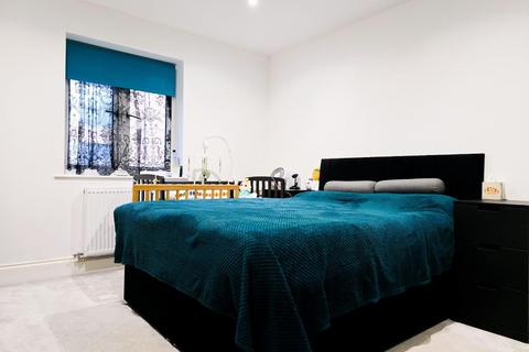 Flat 15, Pullman Court Warwick Road, West Drayton, UB7 9GZ