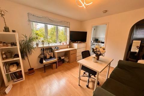 Studio to rent, Ringwood Gardens, London E14