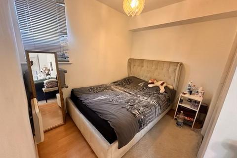 Studio to rent, Ringwood Gardens, London E14