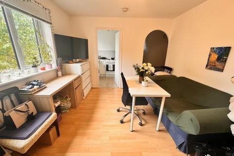 Studio to rent, Ringwood Gardens, London E14