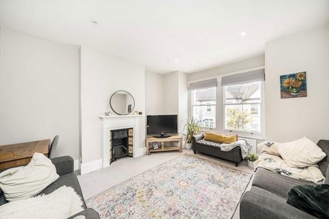 3 bedroom flat to rent, Delia Street, London SW18