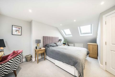 3 bedroom flat to rent, Delia Street, London SW18