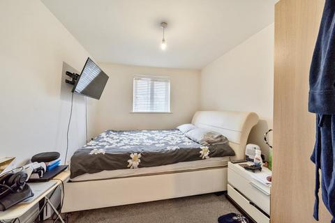 2 bedroom flat for sale, Carrick Street,  Aylesbury,  HP18