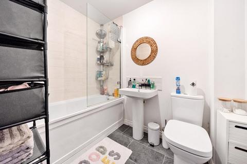 2 bedroom flat for sale, Carrick Street,  Aylesbury,  HP18