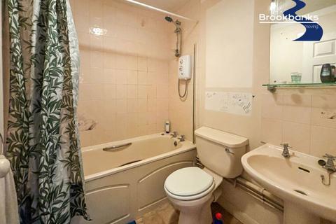 2 bedroom flat for sale, East Hill, South Darenth, Kent, DA4 9BF