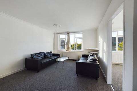 4 bedroom apartment to rent, B North Parade, Chessington, Surrey