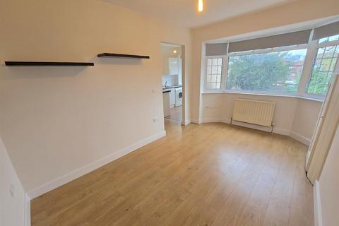 Studio to rent, Kenton Avenue, Southall UB1