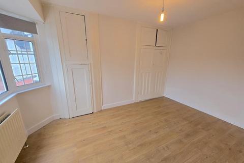 Studio to rent, Kenton Avenue, Southall UB1