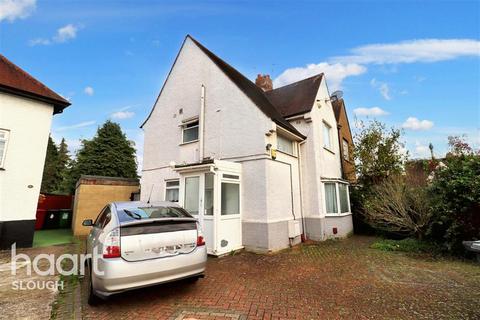 3 bedroom semi-detached house to rent, The Close, Slough