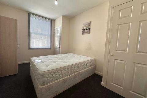 2 bedroom flat to rent, Flat 2, 26A Bostall Hill