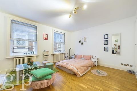 Studio to rent, Marshall Street, Soho, W1F