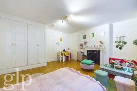 Studio to rent, Marshall Street, Soho, W1F