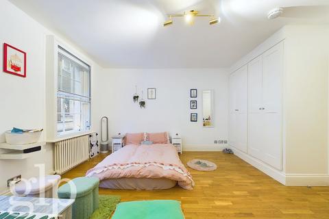 Studio to rent, Marshall Street, Soho, W1F