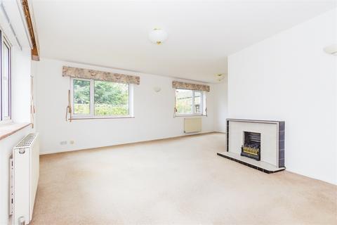 2 bedroom detached bungalow to rent, Bathurst Close, Richings Park SL0