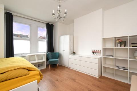 3 bedroom flat for sale, Kilmorie Road, London, SE23 2SP