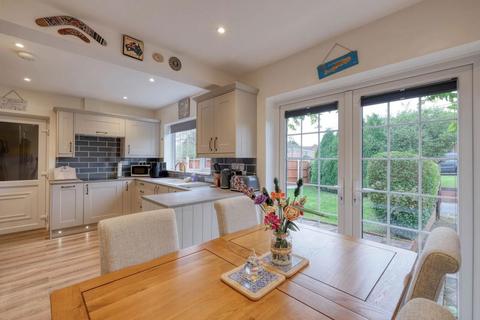 4 bedroom detached house for sale, Stourbridge Road, Bromsgrove, B61 0AN