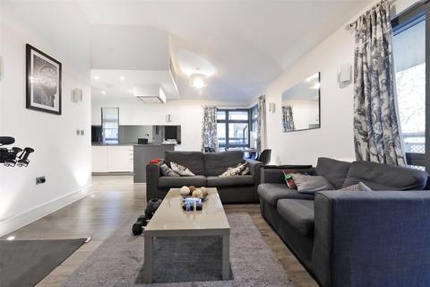 2 bedroom penthouse for sale, Albany Court, Spring Grove, London, W4