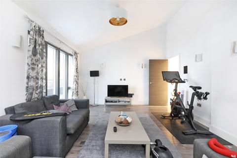 2 bedroom penthouse for sale, Albany Court, Spring Grove, London, W4