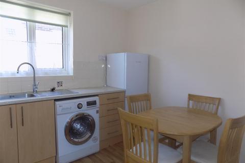 2 bedroom maisonette to rent, West Cliff Road, Broadstairs