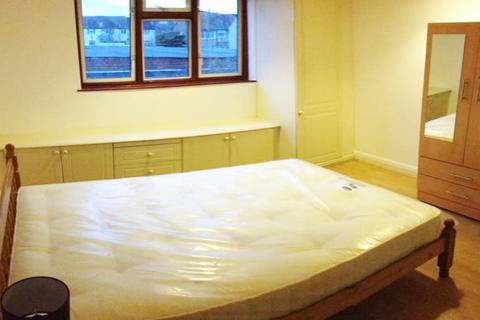 4 bedroom terraced house to rent, London, SW16