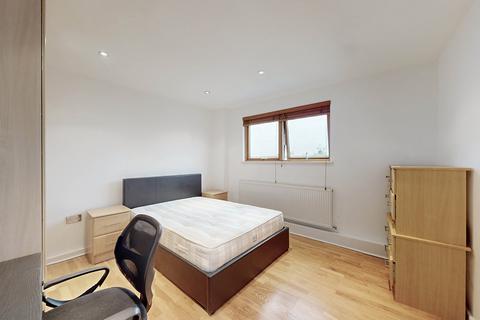 1 bedroom in a flat share to rent, Cable Street, London E1