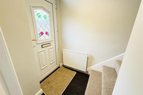 3 bedroom semi-detached house to rent, Prospect Square, Skelmanthorpe, Huddersfield, HD8 9AG