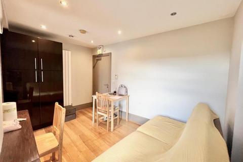 Studio to rent, West End Lane, West Hampstead, NW6