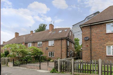 3 bedroom semi-detached house for sale, Robin Grove, Brentford, TW8