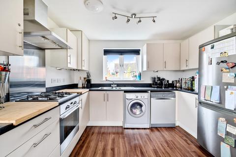 16 Raynham Close, Guildford, GU4 7TS