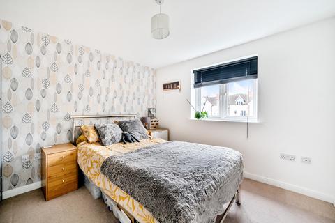 16 Raynham Close, Guildford, GU4 7TS