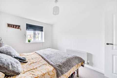 16 Raynham Close, Guildford, GU4 7TS