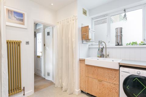68 Zangwill Road, London, SE3 8EU