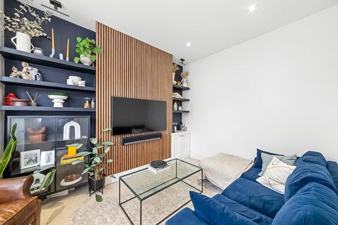 2 bedroom flat for sale, Ronver Road, London, SE12 0NR