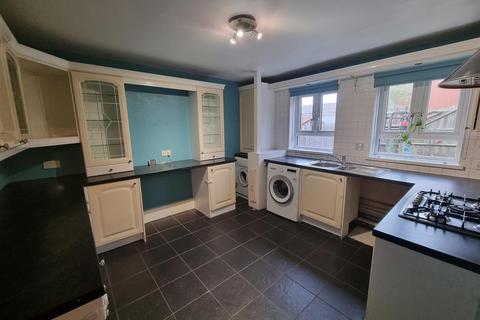 2 bedroom flat to rent, Singleton Close, Croydon