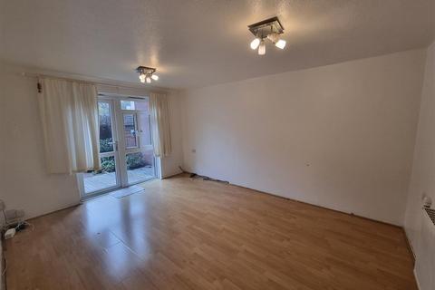 2 bedroom flat to rent, Singleton Close, Croydon