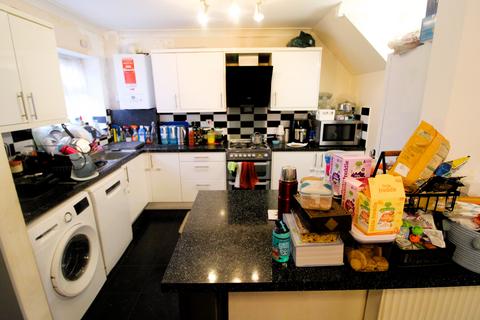 4 bedroom semi-detached house to rent, Sipson Road, West Drayton UB7