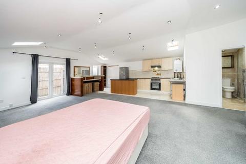 1 bedroom bungalow for sale, Barlow Road, London W3