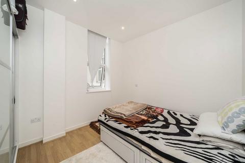 2 bedroom flat for sale, Bromyard Avenue, London W3