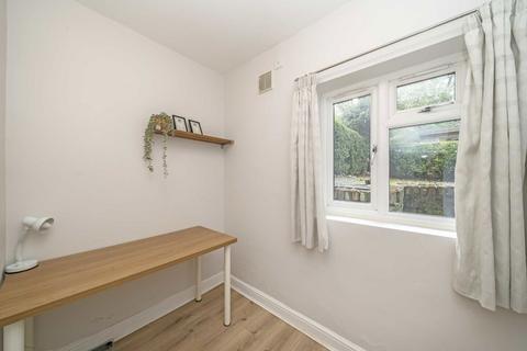 1 bedroom flat for sale, Leamington Park, London W3