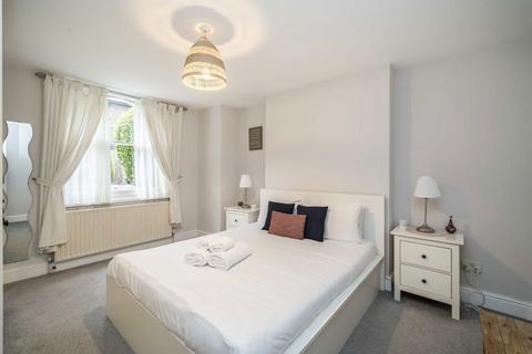 4a Leamington Park, London, W3 6TJ
