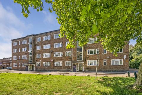 3 bedroom flat for sale, Oak Way, London W3