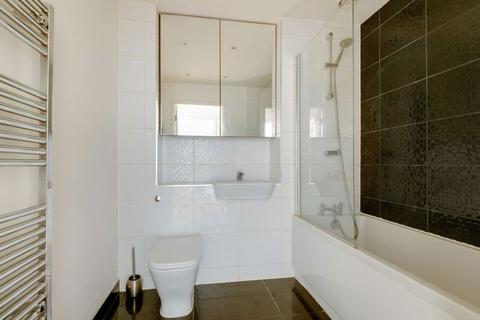 1 bedroom flat for sale, Lakeside Drive, London NW10