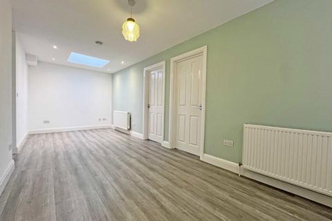 3 bedroom house to rent, Saxon Drive, London W3