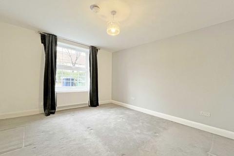 3 bedroom house to rent, Saxon Drive, London W3