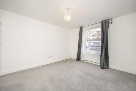 3 bedroom flat to rent, Saxon Drive, London W3