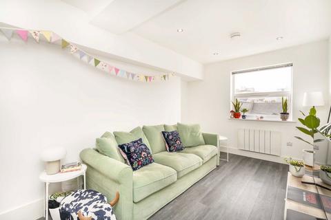 2 bedroom flat for sale, Berrymead Gardens, London W3