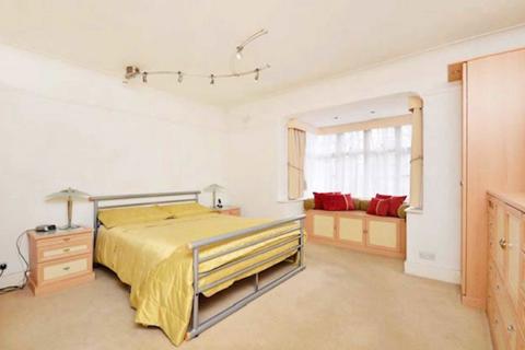 2 bedroom flat to rent, Queens Drive, London W3